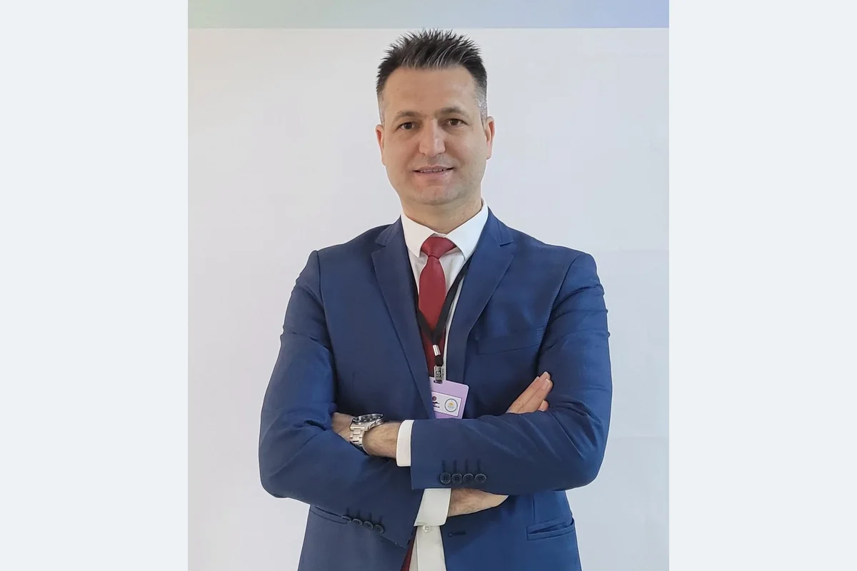 Bekir Giriş, mavi takım elbiseli kişisel profil fotoğrafı