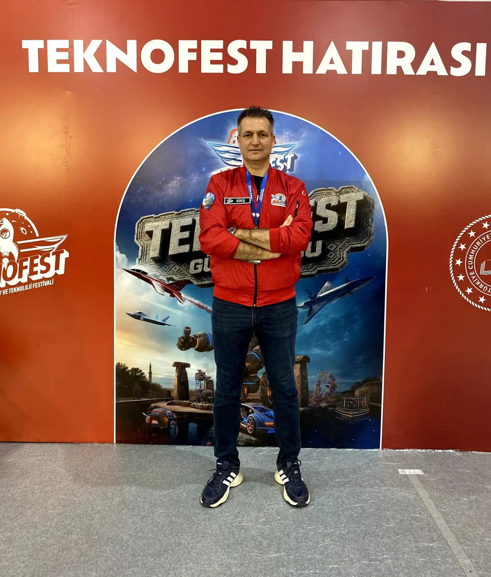 Bekir Giriş TEKNOFEST hatırası fotoğrafında